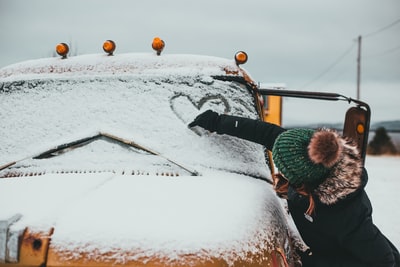 白天，身穿黑色夹克和黑色裤子的男子乘坐黑白滑雪缆车
